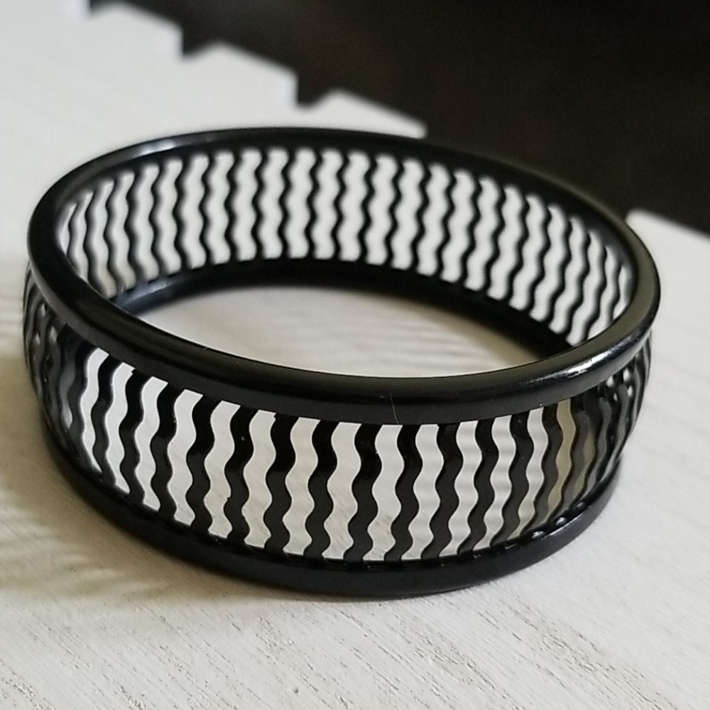 Black Metal Wave Cutout Bracelet